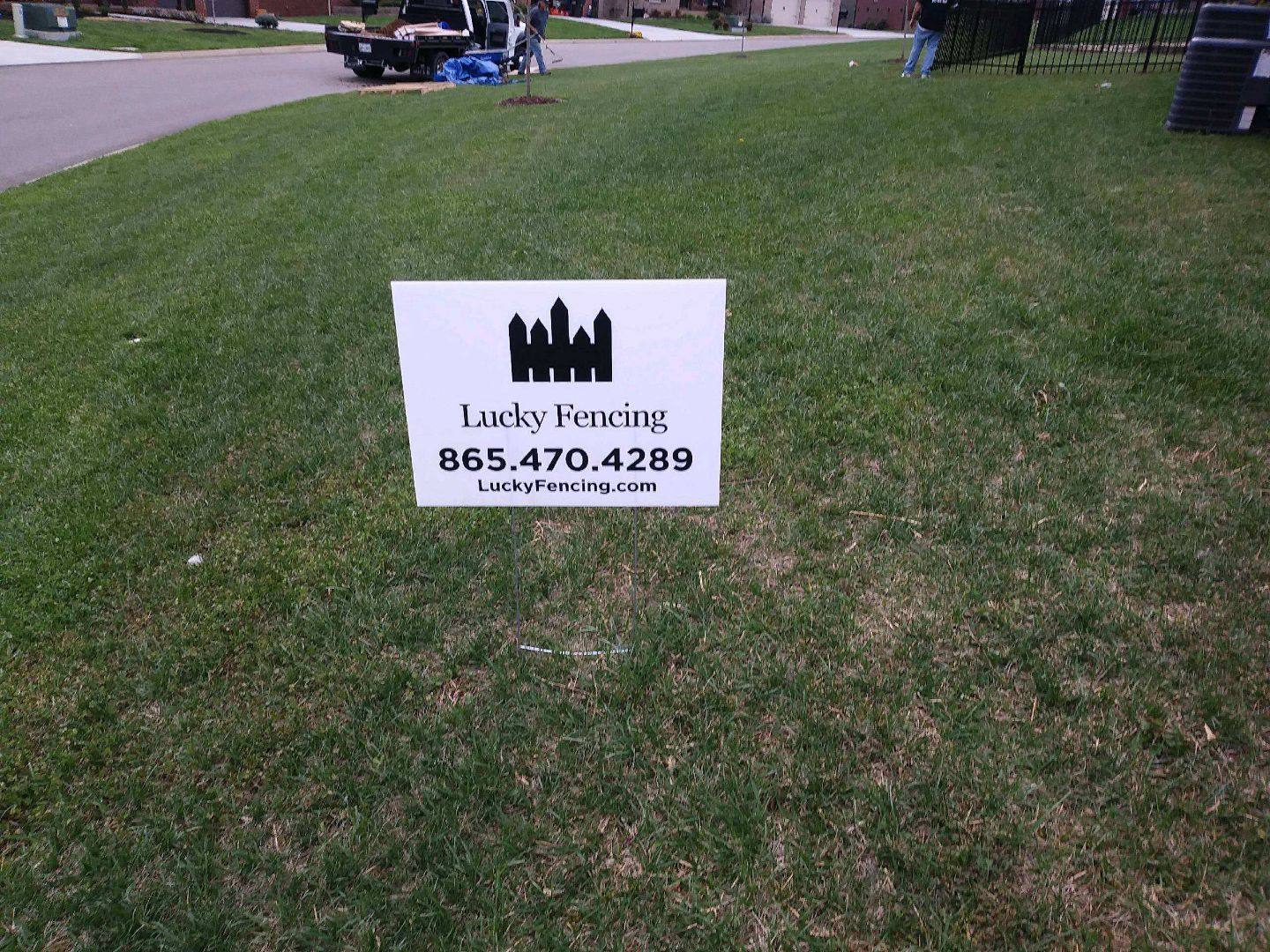 Lucky Fencing yard sign with the phone number 865.470.4289