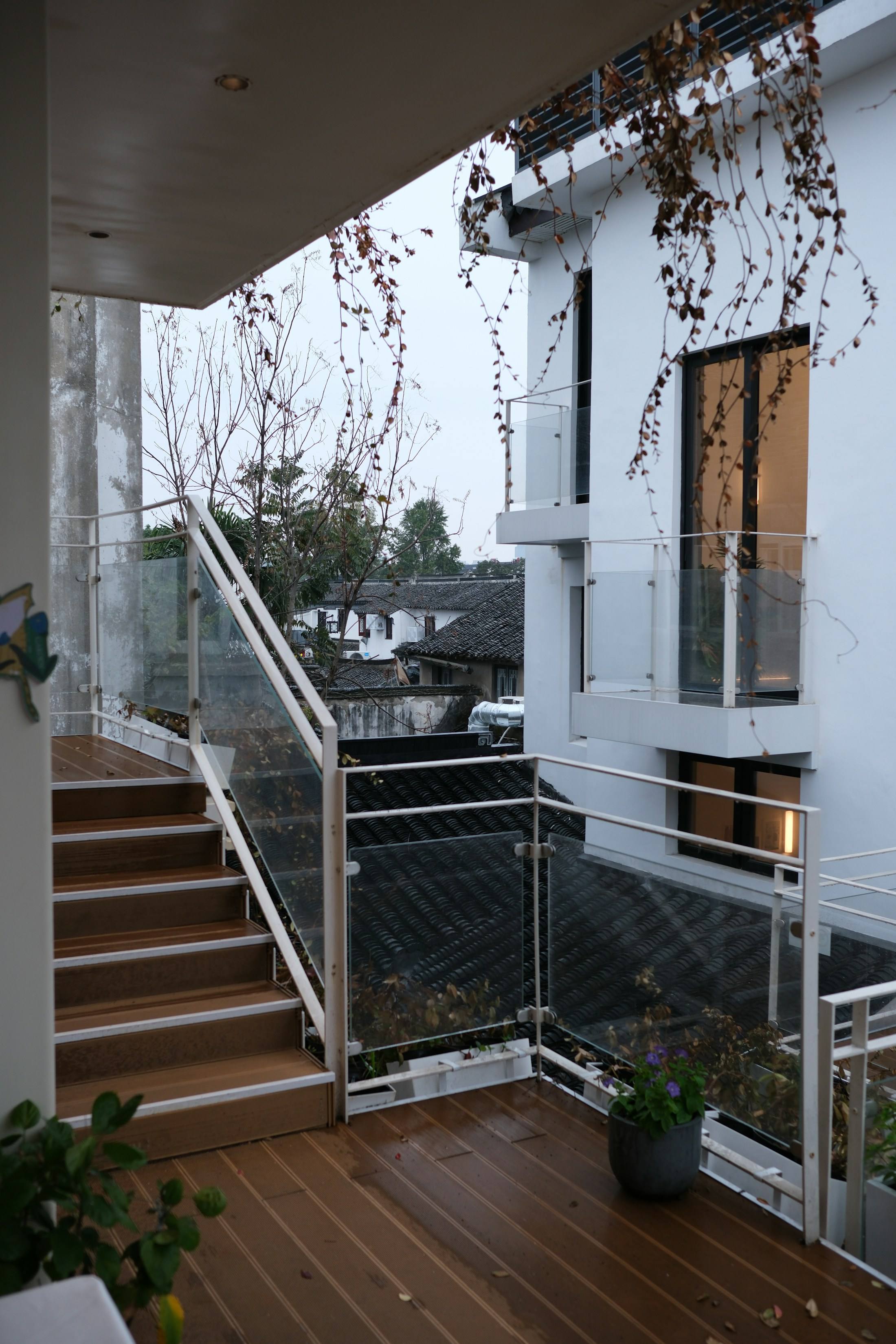 Wood deck stairs with glass panel railings